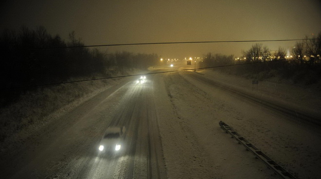 Những con đường ngập tuyết khiến việc đi lại hết sức khó khăn
