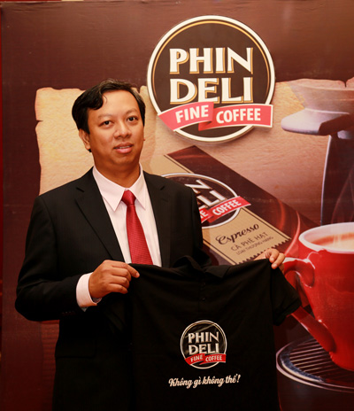 Thị trưởng Phạm Đình Nguyên tại lễ ra mắt thương hiệu cà phê PhinDeli và công bố đổi tên thị trấn Buford