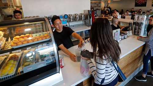 Andy Nguyễn (áo đen), chủ của chuỗi cửa hàng kem Afters Ice Cream. Ảnh: Los Angeles Times.