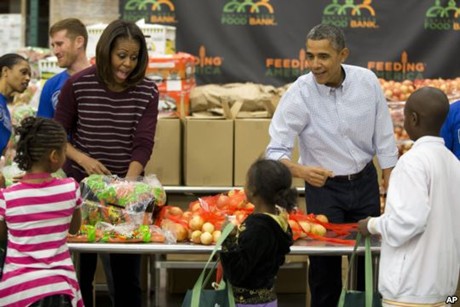 Nước Mỹ rộn ràng đón Lễ Tạ ơn. Tổng thống Barack Obama và Đệ nhất Phu nhân Michelle Obama tham gia vào một dự án công ích nhân ngày Lễ Tạ ơn bằng việc phân phát thực phẩm tại Ngân hàng Thực phẩm ở Thủ đô Washington, ngày 27/11/2013.