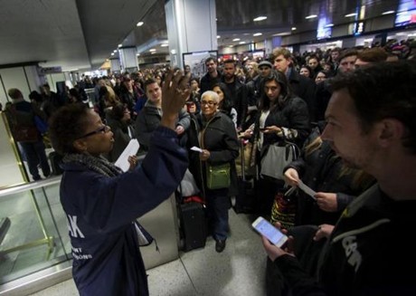 Nước Mỹ rộn ràng đón Lễ Tạ ơn, Khách du lịch xếp hàng tại nhà ga Pennsylvania, New York hôm 27/11/2013 - Ảnh: Reuters