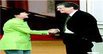 Bắt tay tổng thống Hàn Quốc, Bill Gates gây tranh cãi
