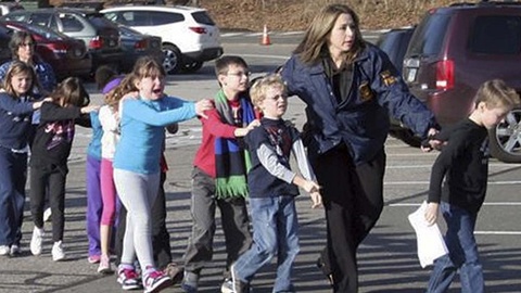 Trẻ em trường tiểu học Sandy Hook được đưa đến nơi an toàn.