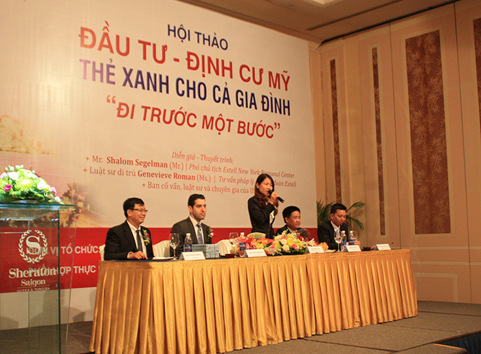 Bà Trần Ngọc Mai, Giám đốc điều hành USI trả lời câu hỏi của khách hàng.