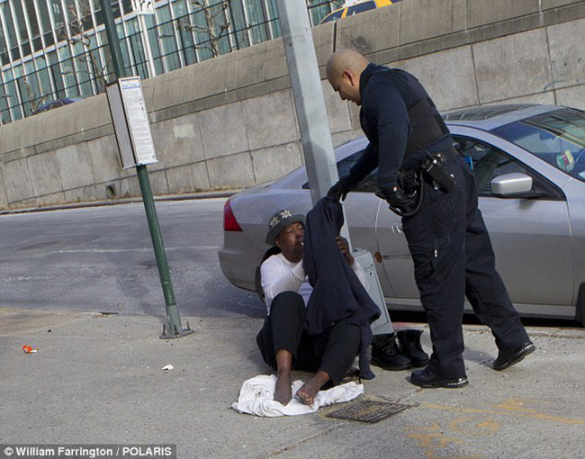  Hình ảnh cảnh sát Mỹ tặng áo cho người vô gia cư. (Ảnh dẫn theo Pinterest)