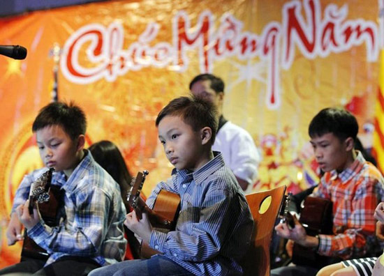 Trẻ em biểu diễn nghệ thuật trong đêm nhạc ở Raleigh. Cộng đồng người Việt Nam tại bang North Carolina cũng tổ chức mừng Tết Nguyên Đán trong hai ngày vào 31/1 và 1/2 tại thành phố Raleigh với rất nhiều món ăn cổ truyền, các màn nhảy múa, trình diễn văn nghệ và triển lãm tranh vẽ. Sự kiện thu hút hơn 2.000 người, bao gồm cả người lớn và trẻ em, tham gia. Ảnh: News and Observer 