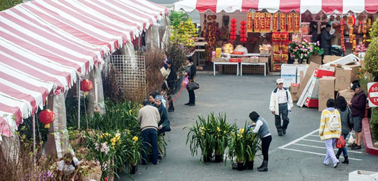 Lyna Le, quản lý khu trung tâm thương mại Asian Garden, cho biết khoảng 40 tiểu thương tham gia bày bán trong hội chợ năm nay, gấp đôi so với năm ngoái. Sự kiện dự kiến thu hút tới 100.000 lượt người đến mua sắm và tham quan. Ảnh: Orange County Register