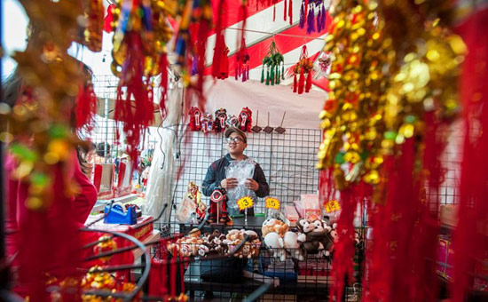 Nhiều người Việt Nam ở Mỹ vẫn giữ phong tục đi chợ sắm Tết, trang trí nhà cửa, mặc quần áo mới, ăn kẹo bánh và lì xì lấy may dịp năm mới. Ảnh: Orange County Register