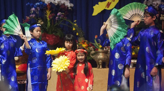 Học sinh tại trường của người Việt ở Ventura, bang California, mặc trang phục truyền thống và biểu diễn các tiết mục nghệ thuật. Ảnh: Ventura County Star