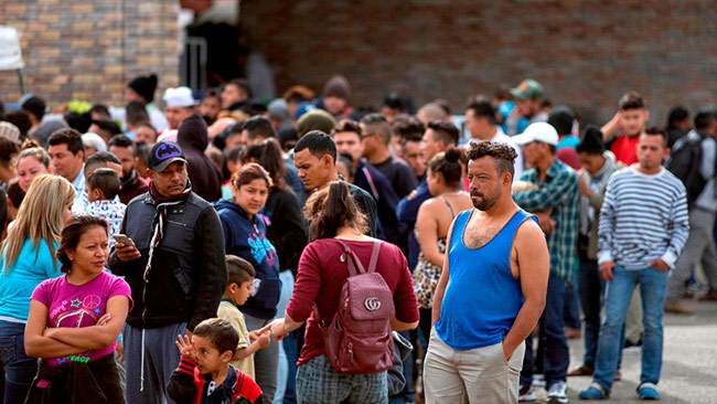 Người di cư Trung Mỹ xếp hàng chờ được đăng ký chỗ tạm trú ở Piedras Negras, bang Coahuila, Mexico ngày 16/2/2019. Ảnh: AFP/TTXVN