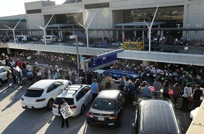 Người biểu tình tập trung ở sân bay Los Angeles tháng 1/2017 sau khi Tổng thống Trump ra lệnh hạn chế nhập cảnh đối với công dân của 7 nước Hồi giáo. Ảnh: AFP.