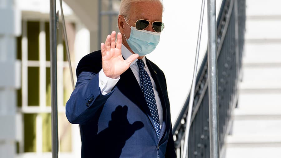 Tổng thống Joe Biden ký thông qua quy định mới về vắc-xin với hành khách nước ngoài đến Mỹ bằng đường hàng không. Ảnh: AP