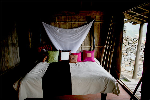 Di trú mỹ | Riêng phòng ngủ cho khách là theo kiểu truyền thống, với nhà tranh vách gỗ và những trang trí lấy từ hoa văn và màu sắc các dân tộc miền núi phía Bắc Việt Nam