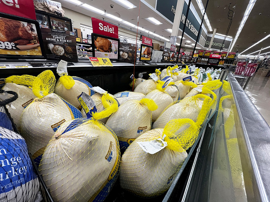 Gà tây bán tại Jewel-Osco ở Chicago, Illinois, ngày 18/11. Ảnh: Reuters