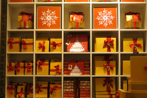 Những chiếc hộp trang trí theo chủ đề Giáng sinh rất đẹp mắt.