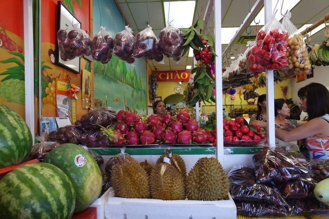 Trái cây tươi Việt Nam như mít, xoài, sầu riêng, thanh long, nhãn, vải thiều, chuối sứ... được bày bán tại ba tiệm bán trái cây nổi tiếng của chợ.