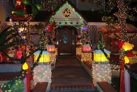 Theo thông lệ từ hàng chục năm nay, người dân tại khu phố ở thành phố Fountain Valley, thuộc quận Cam, bang California thường chuẩn bị lễ Giáng sinh từ rất sớm. 