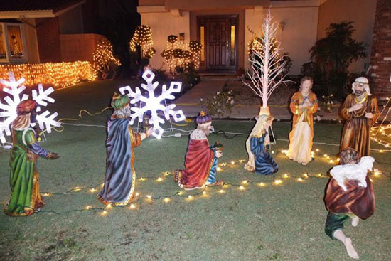 Tượng 3 vị đạo sĩ phương Đông tới thờ lạy Chúa Giáng sinh được đặt trong sân vườn. 