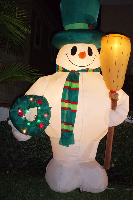 Hình nộm người tuyết ngộ nghĩnh như lính gác cổng nhà vào đêm Noel.