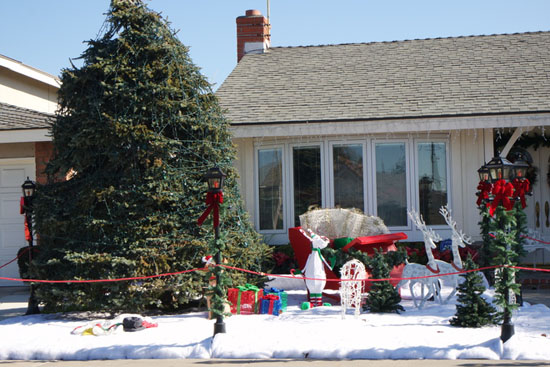 Cứ sau lễ Tạ ơn khoảng một, hai tuần, người dân Mỹ lại tất bật chuẩn bị cho lễ Giáng sinh. Không khí của mùa lễ hội cuối năm cũng len lỏi vào khu phố ở thành phố Fountain Valley, thuộc quận Cam, bang California.