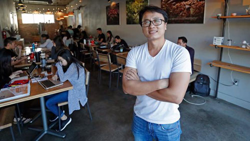 Sonny Nguyễn, 38 tuổi, đồng sáng lập chuỗi 7 Leaves Cafe nằm trên phố Garden Grove, thuộc khu Little Sài Gòn, quận Cam, bang California, Mỹ. Ảnh: Los Angeles Times.