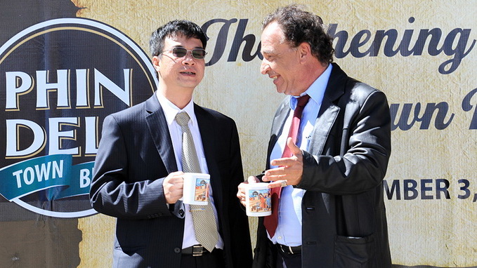 Cà phê Việt ở Mỹ Ông Philips Kay (phải), từng làm việc ở Buford trước đây, quay lại thăm thị trấn và trò chuyện với ông Đỗ Quốc Tuấn - tổng giám đốc công ty PhinDeli