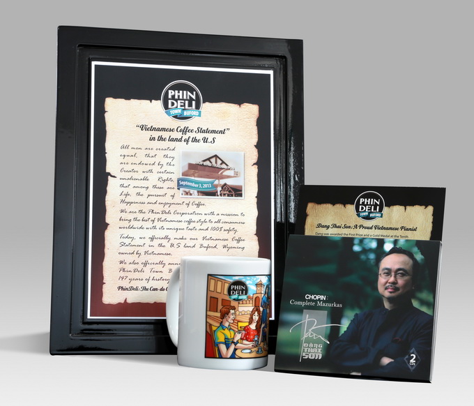 Quà tặng từ thị trấn: kỷ niệm chương 'Tuyên ngôn cà phê Việt trên đất Mỹ', ly sứ Minh Long, bộ đĩa nhạc CD Đặng Thái Sơn…