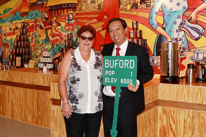 Bà Rosie Weston là người đại diện cho ông Nguyên trong cuộc đấu giá mua 'thị trấn nhỏ nhất nước Mỹ' Buford năm rồi