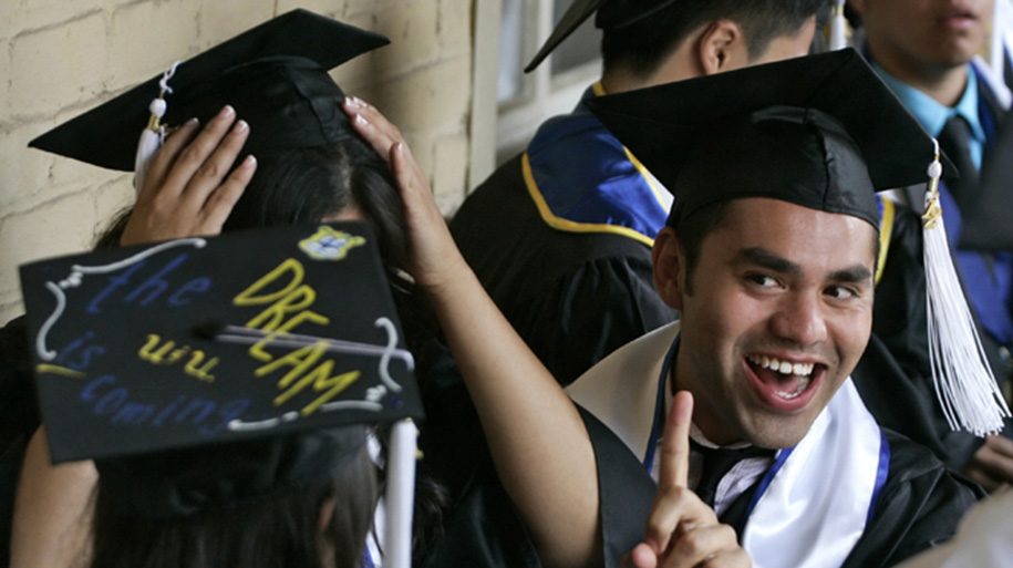 Sinh viên Đại học California tham dự buổi lễ tốt nghiệp dành riêng cho các sinh viên nhập cư bất hợp pháp - Ảnh: Reuters
