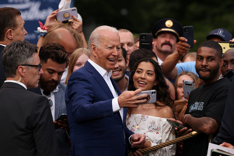 Tổng thống Mỹ Joe Biden chụp hình cùng các khách mời đến dự tiệc Quốc khánh Mỹ ngày 4-7 - Ảnh: REUTERS