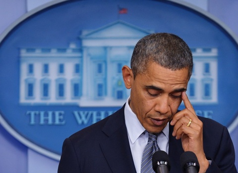 Tổng thống Obama gạt nước mắt trên truyền hình khi gửi lời chia buồn tới gia đình nạn nhân. 