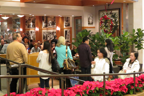 Trung tâm South Coast Plaza cũng đón nhiều người Việt ở quận Cam đến mua sắm.