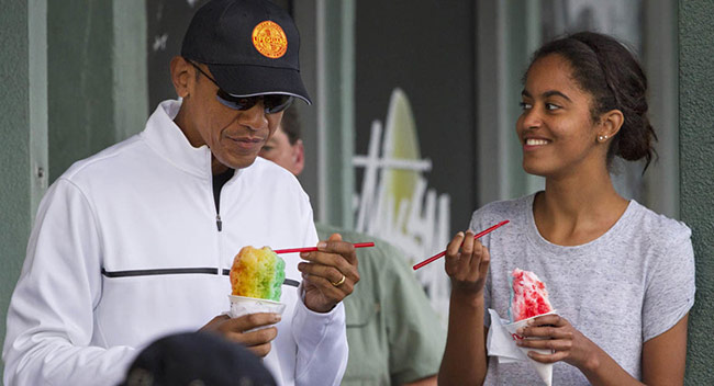 Tổng thống Mỹ Obama cùng con gái ăn kem rất giản dị
