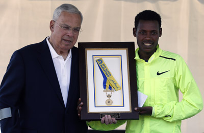 Vô địch Boston Marathon trả lại huy chương